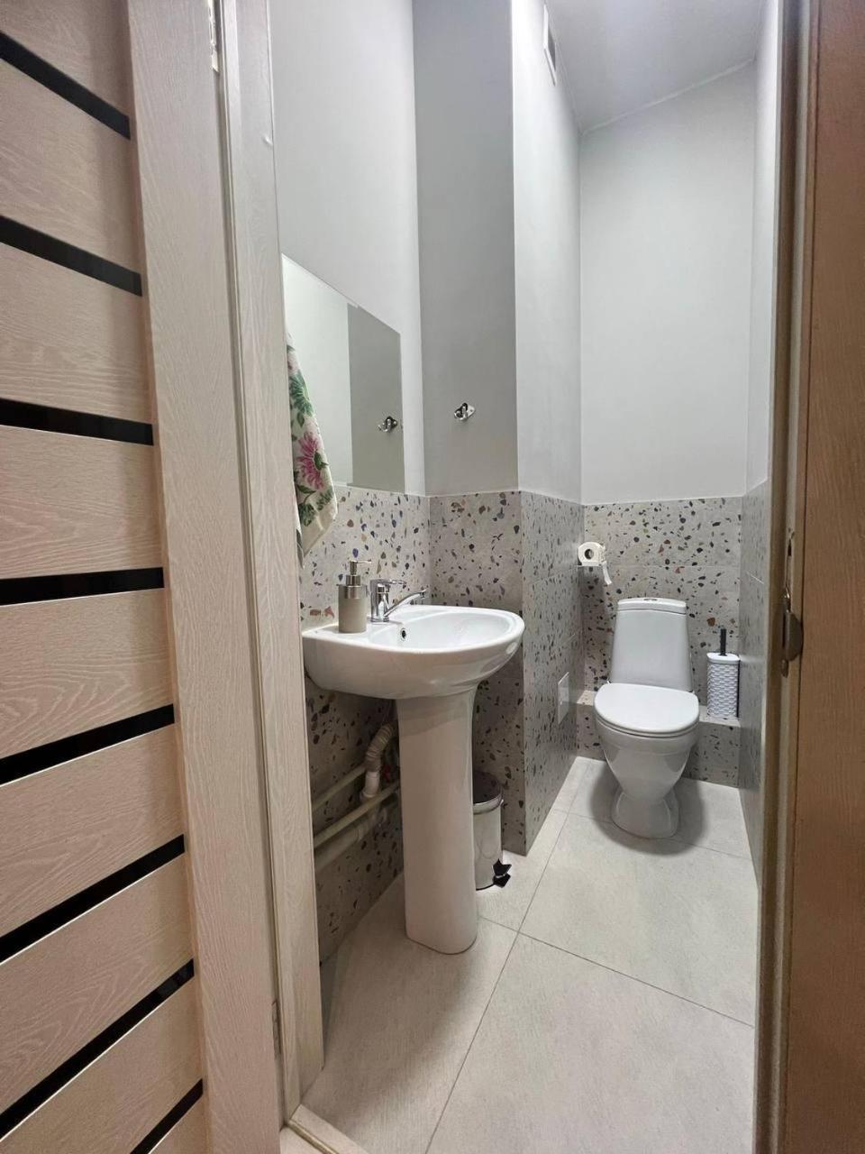 Рой Hostel Almaty Luaran gambar