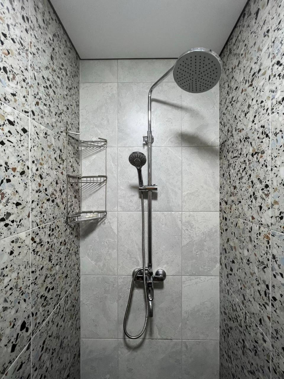 Рой Hostel Almaty Luaran gambar